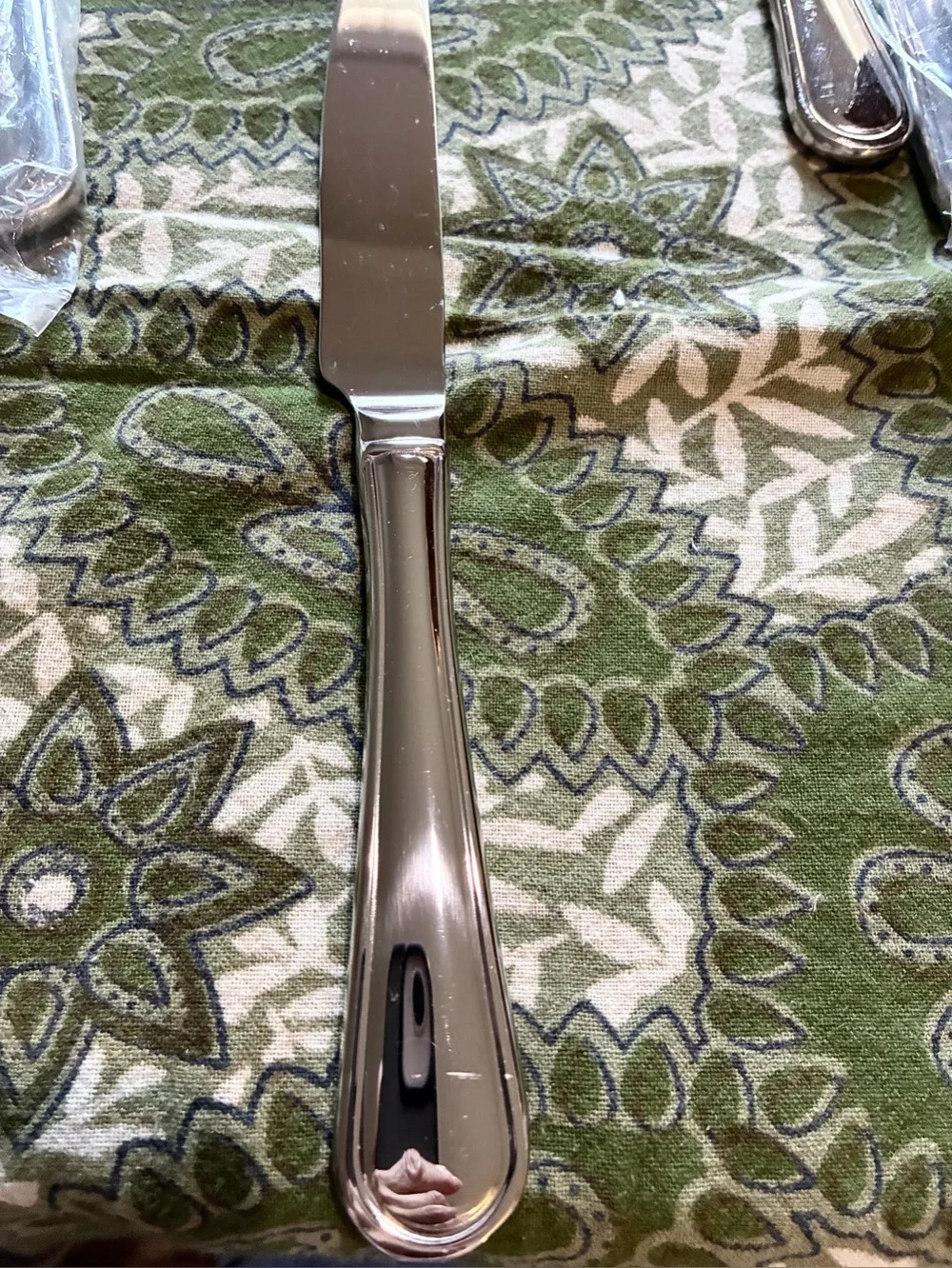 12 New Mikasa “Virtuoso” 9.5” Knives, Covered in Plastic. Original from 2003. EC